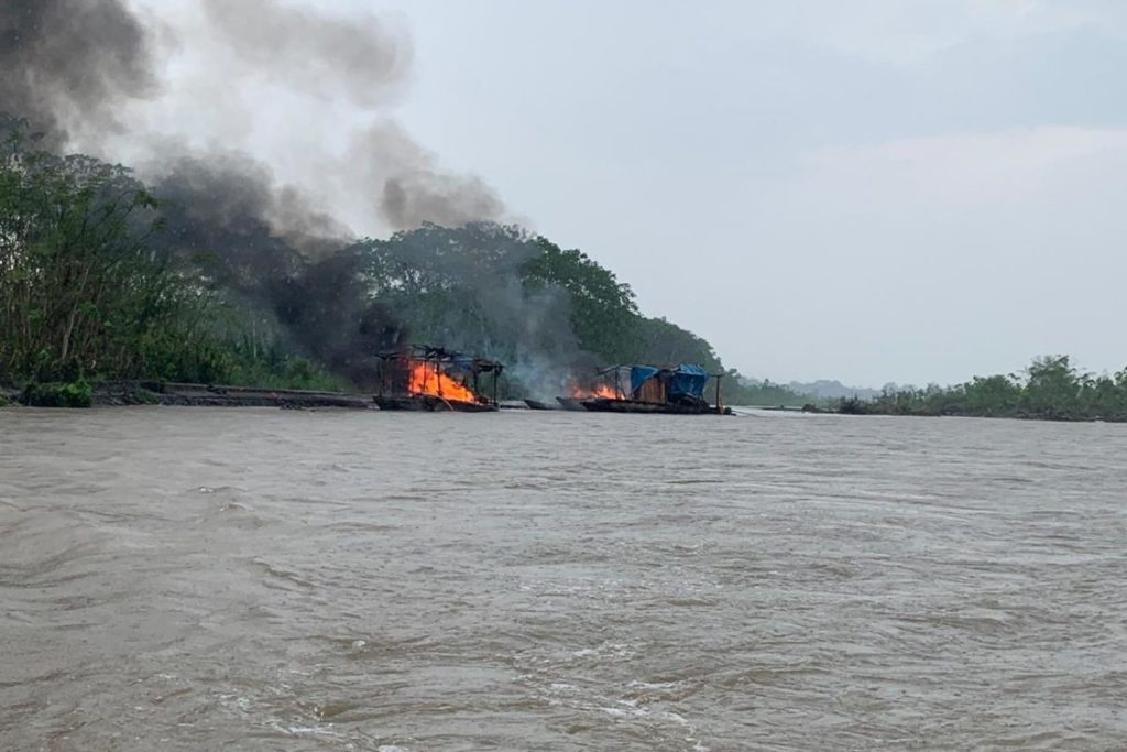 ‘Pequedragas’ destruidas durante el operativo de la fiscalía ambiental de Ucayali. Foto: FEMA Ucayali.