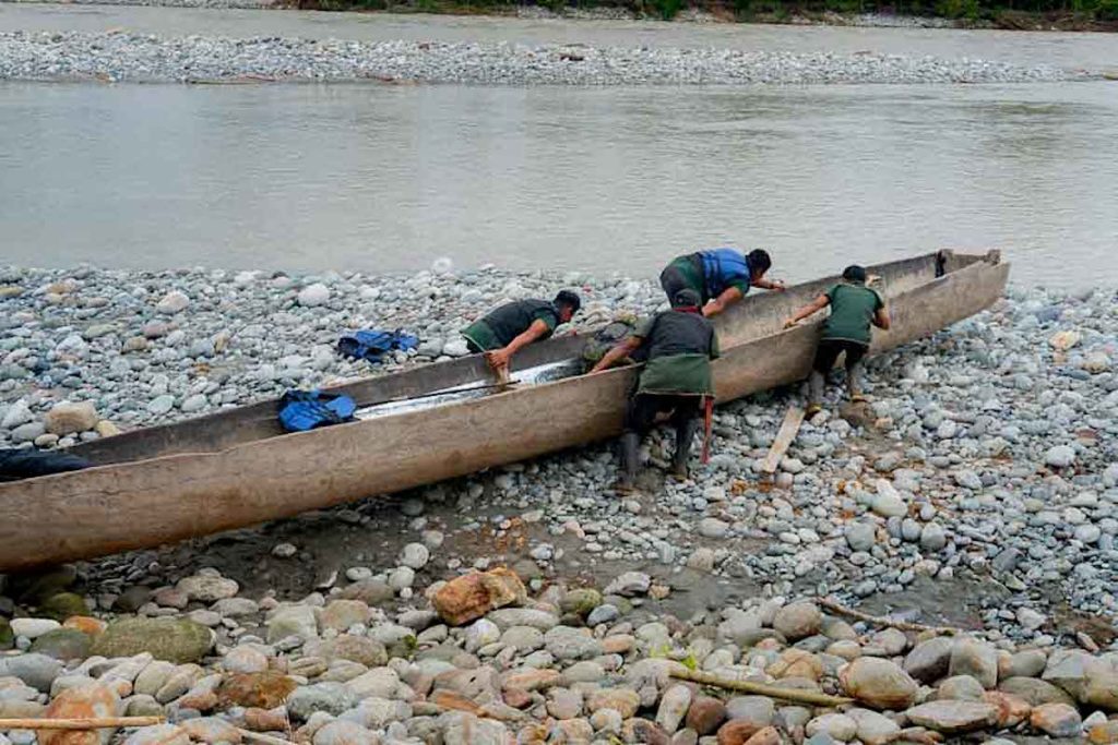 Los cofán se transportan por el río en una canoa que mide cerca de 12 metros y es propulsada por un motor de lancha. Foto: Diego Ayala León.