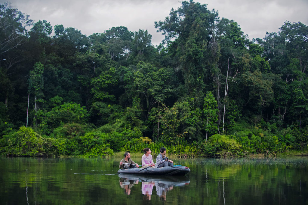 En cada bote viajan tres científicos. De izquierda a derecha se puede observar a Adi Barocas, Romina Najarro y Sara Landeo. Foto: ©Gabriel Herrera.