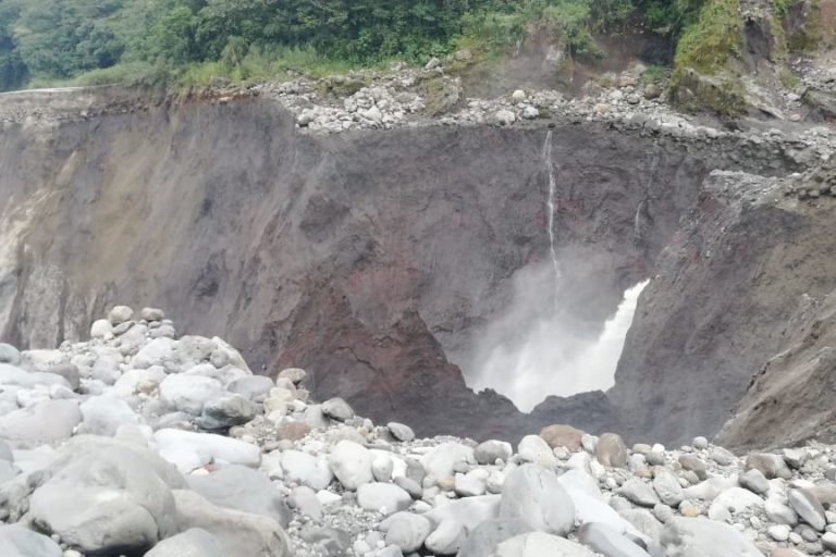 Socavón en el Parque Cayambe Coca. Al fondo se alcanza a ver una de las nuevas caídas de agua. Foto: MAE Sucumbíos.