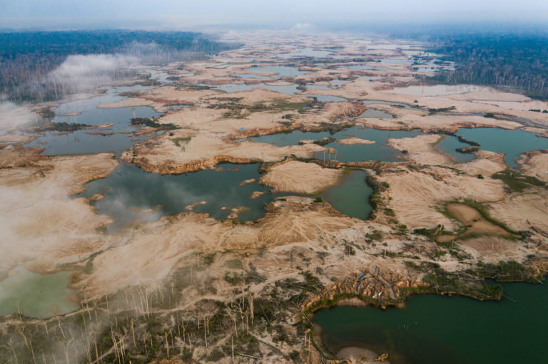 Fotografías de drones aéreos que muestran el alcance del impacto de la deforestación de la extracción de oro aluvial en los bosques tropicales de la región de Madre de Dios.