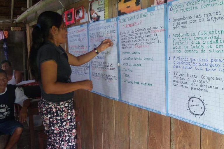 Monitores forestales dan charla sobre coronavirus en pueblo indígena de Loreto, Perú. Foto: Orpio.