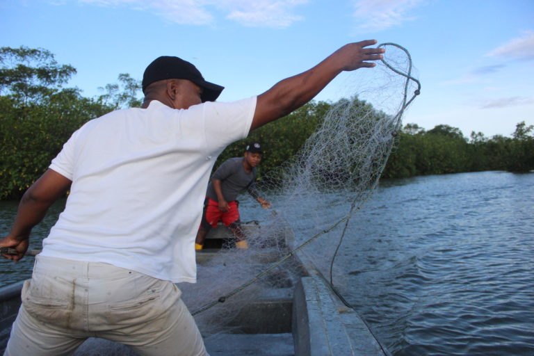 La pesca artesanal tiene un impacto social y económico importante en el Pacífico colombiano al ser una de las principales fuentes de ingreso de sus habitantes. Foto: Samara Díaz