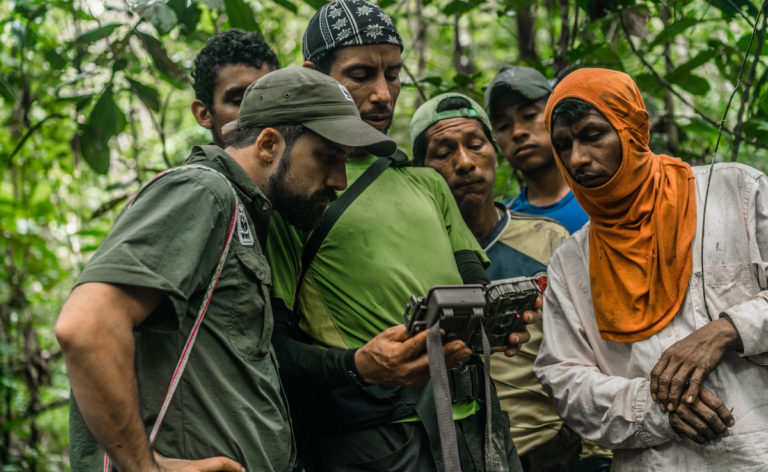 La investigación contó con el apoyo de la población más cercana al área estudiada. Jóvenes de la etnia murui muina se involucraron tanto en el proyecto de jaguares que han empezado a construir su propia metodología de investigación. Foto: Luis Barreto / WWF Colombia