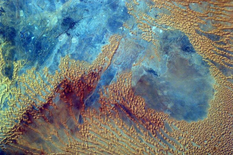 El desierto del Sahara visto desde el espacio. Foto: NASA.