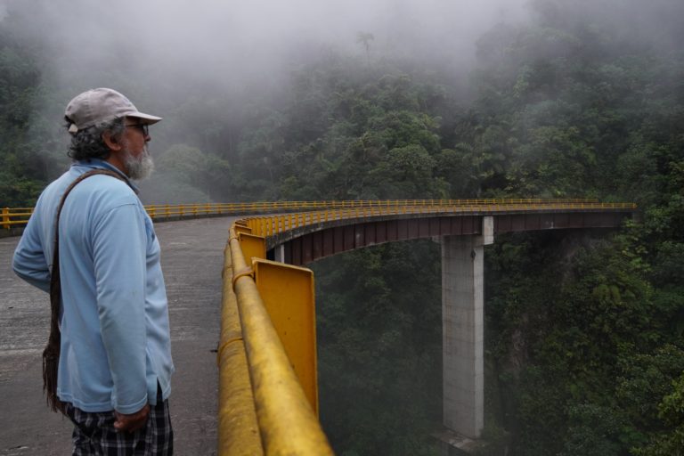 El puente en el que se encuentra Édgar Torres se estrella directamente con la montaña donde inicia la Reserva Forestal Protectora de la Cuenca Alta del Río Mocoa. Foto: María Fernanda Lizcano.
