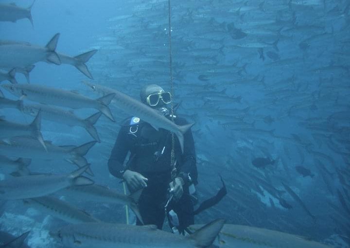 Héctor Montaño en una expedición científica para marcar ballenas. Foto: Hector Montaño.