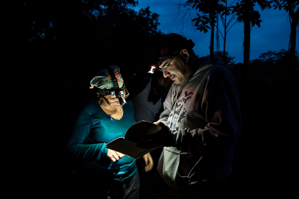 La doctora María Cristina Mac Swiney González y el doctor Jorge Ortega Reyes durante una de las expediciones que se realizaron para el Proyecto Sonozotz. Foto: César Guzmán.
