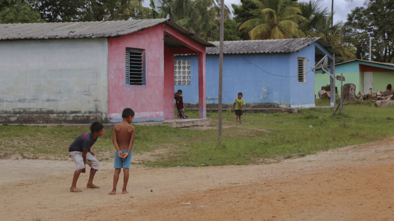 Niños pemones juegan en las calles de Kumarakapay. Decenas de familias indígenas debieron huir tras el asalto militar a este pueblo en febrero de 2019 y se encuentran en refugios en la frontera con Brasil. Foto: Lorena Meléndez.