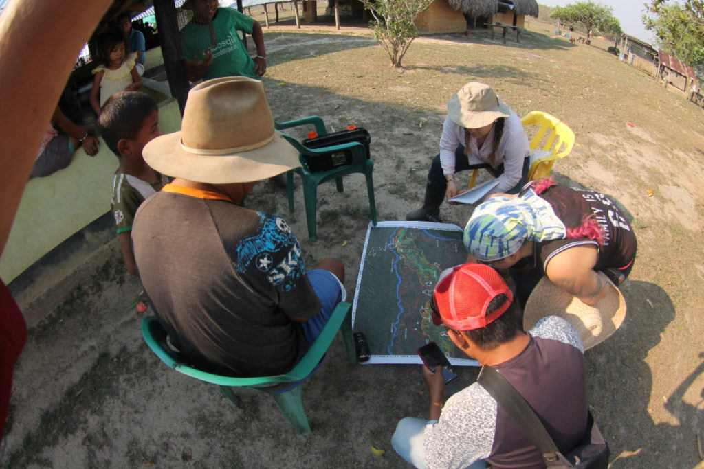 Investigadores reunidos analizando el territorio de la Orinoquía. Foto: Arturo Cortés.