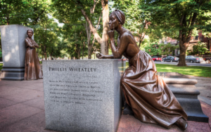 Monumento en el Memorial a las Mujeres de Boston. 