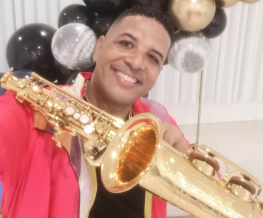 Saxofonista interpretó Peaches en una boda y es el sueño