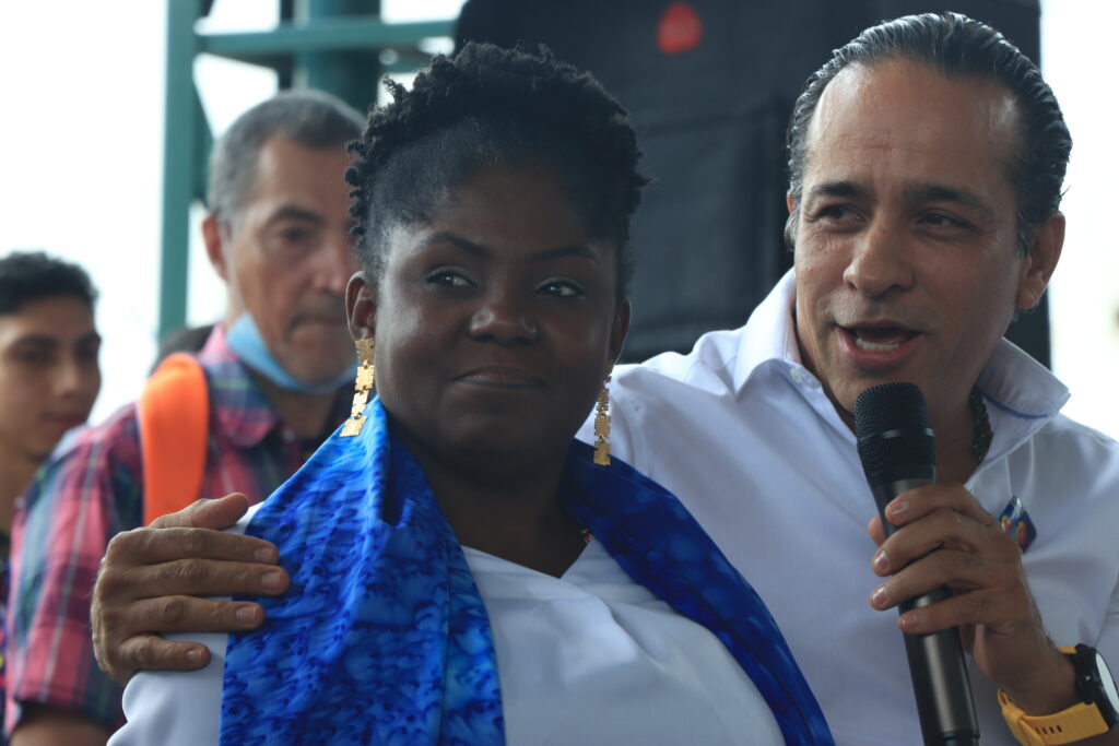 Francia Márquez, candidata a la Vicepresidencia de Colombia por el Pacto Histórico, con el senador Alexander López