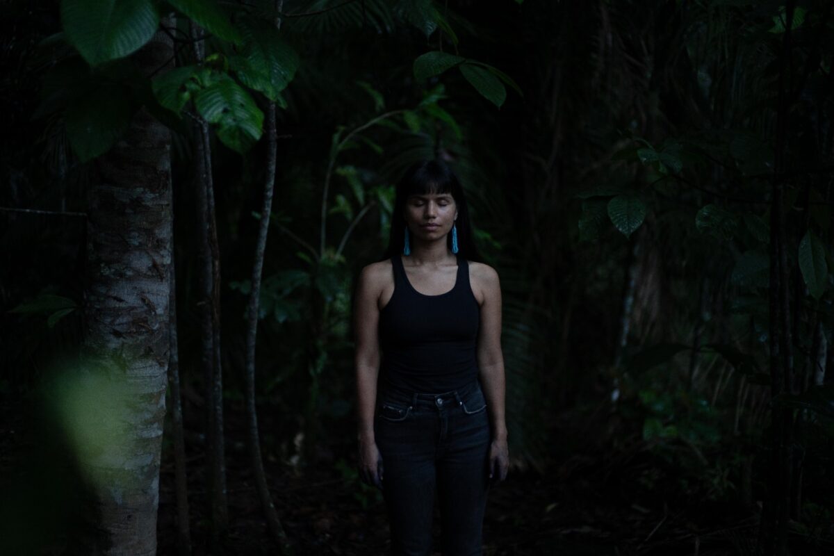 “Necesitamos buscar formas de tratar mejor tanto a la Tierra como a las mujeres, necesitamos sanar”: Nina Gualinga | ENTREVISTA