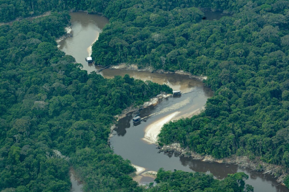 Parque Nacional Amacayacu: rodeado por la minería ilegal y controlado por grupos armados que restringen el ingreso de guardaparques