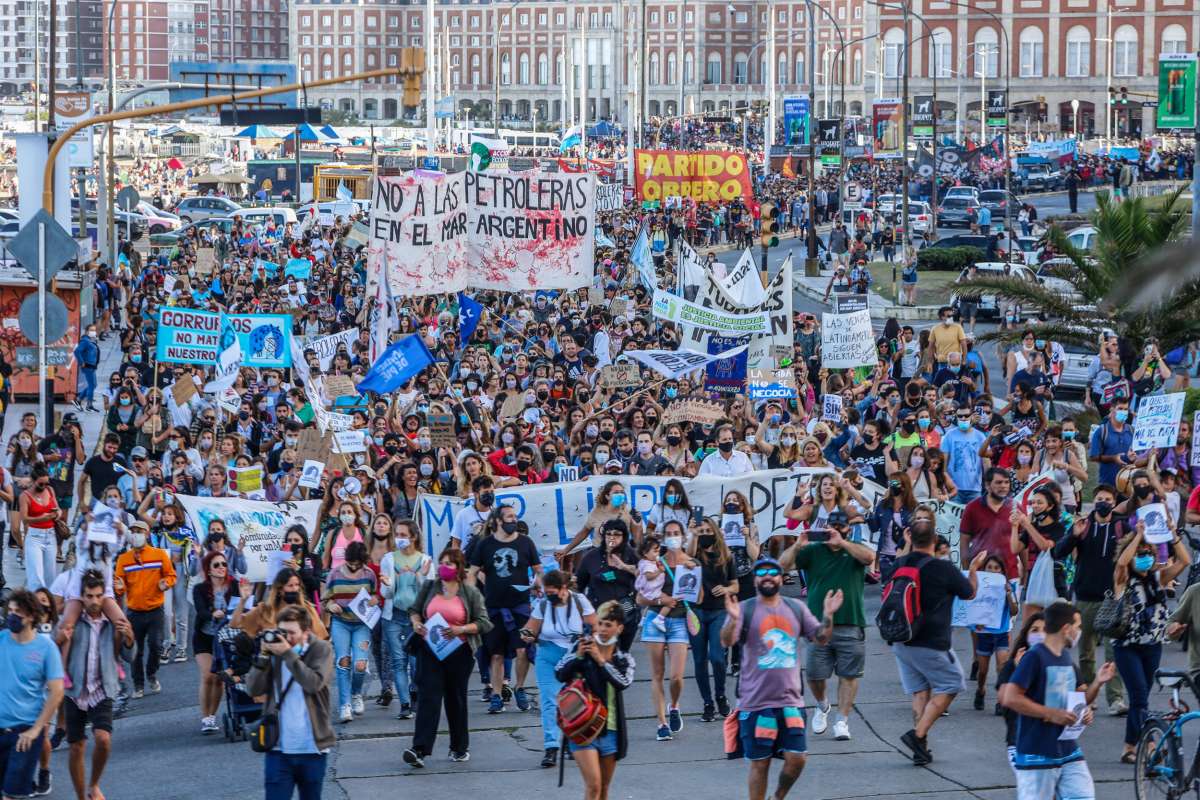 Argentinos intentan detener exploraciones de gas y petróleo en el mar de la principal costa turística del país