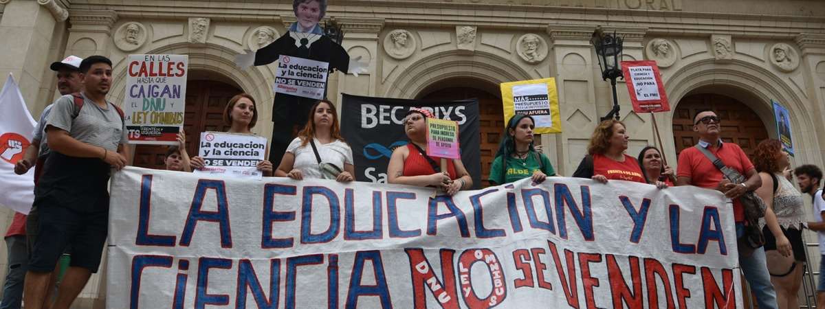 Recortes de fondos, despidos y un negacionista al mando del país: la crisis que atraviesan los científicos en Argentina