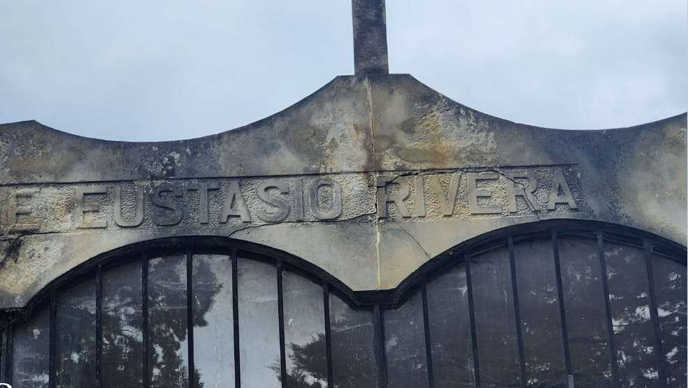 El hombre que lee a solas “La Vorágine” en el cementerio