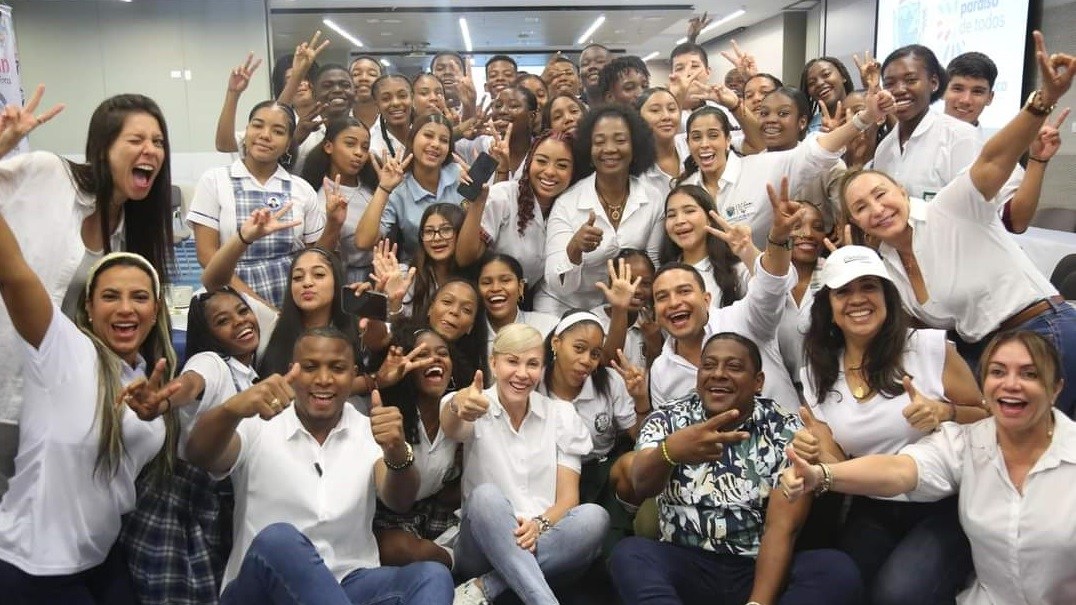 Gobernadora Dilian escuchó a pilos de Buenaventura sobre Fondo Educativo y viaje