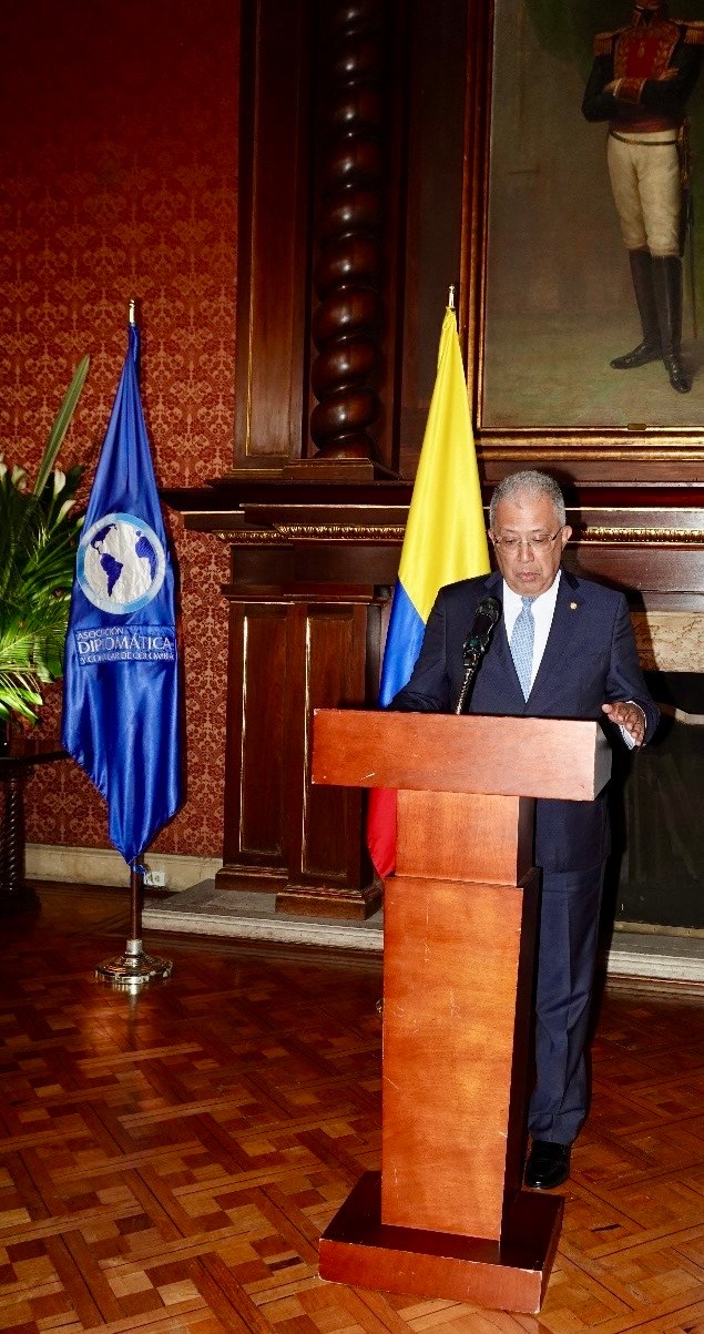 DESPEDIDA DE LOS MIEMBROS DE LA CARRERA DIPLOMÁTICA Y CONSULAR DE COLOMBIA AL VICEMINISTRO DE RELACIONES EXTERIORES, FRANCISCO COY GRANADOS*