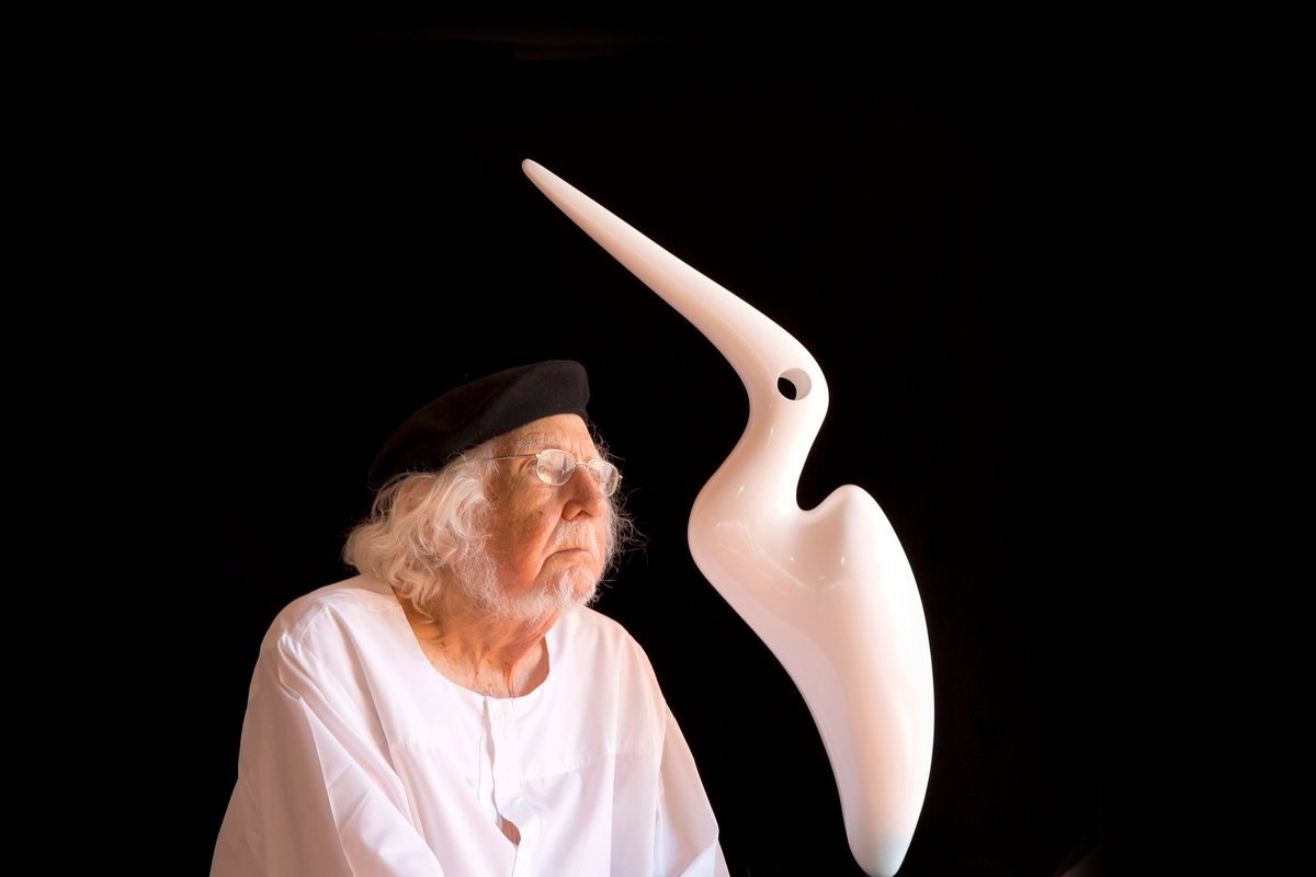 ERNESTO CARDENAL, VISTO DE ESPALDA.