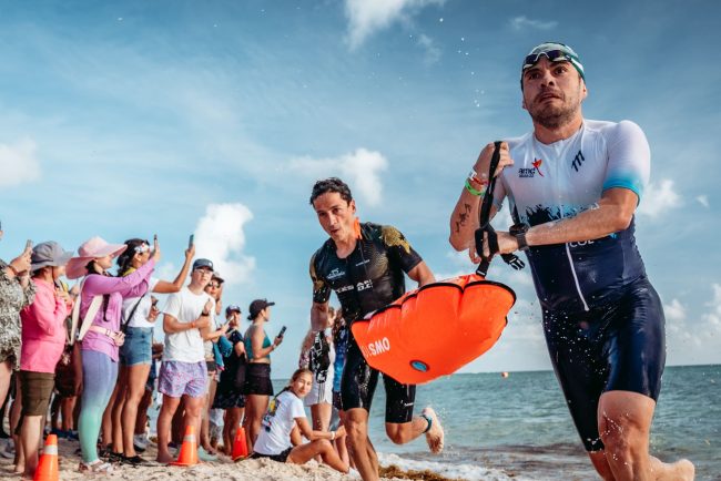 Saliendo del mar luego de haber nadado desde Johnny Cay en San Andrés. La imagen resalta la adrenalina de la competencia