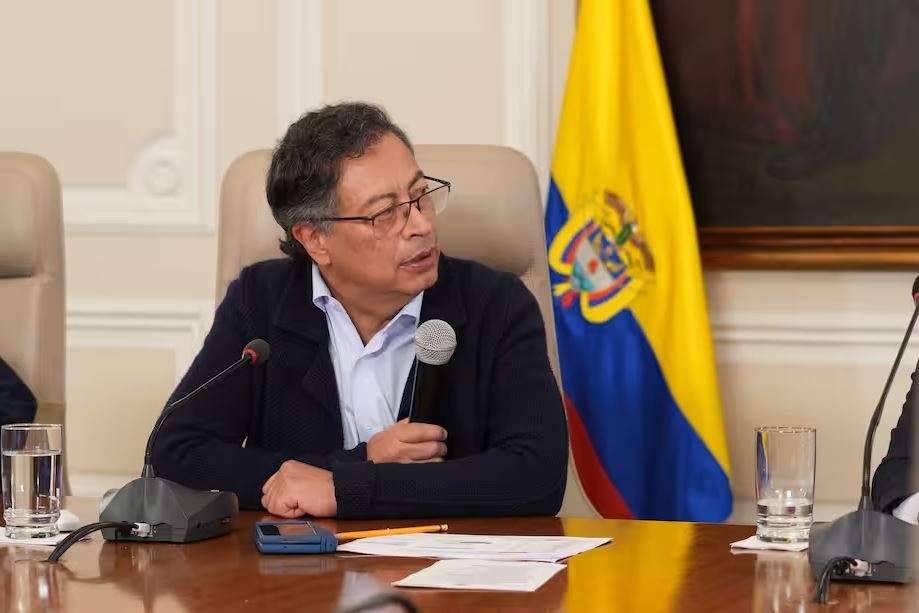 La obscenidad bajo las palabras: el parlamento que expropió al pueblo.