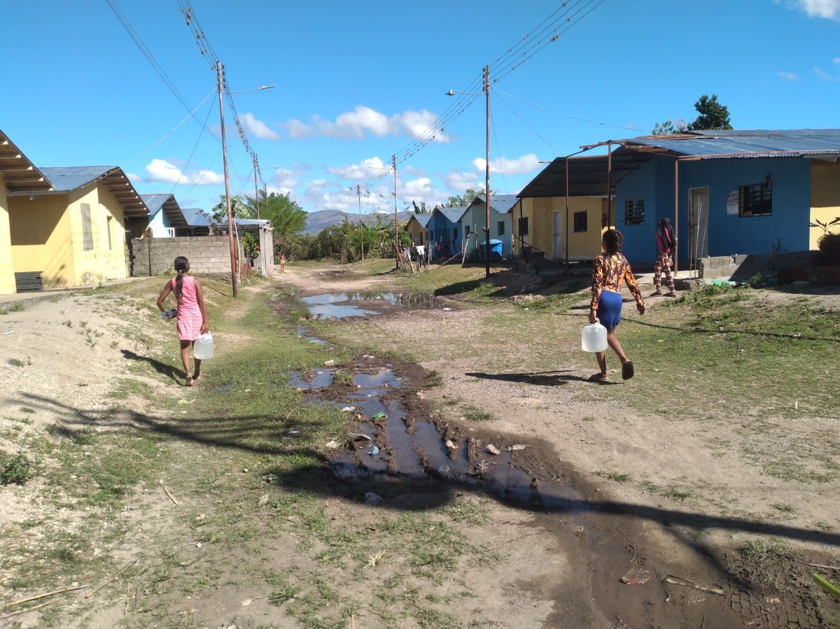 Desplazados climáticos en Venezuela se reconstruyen entre los escombros del huracán Beryl