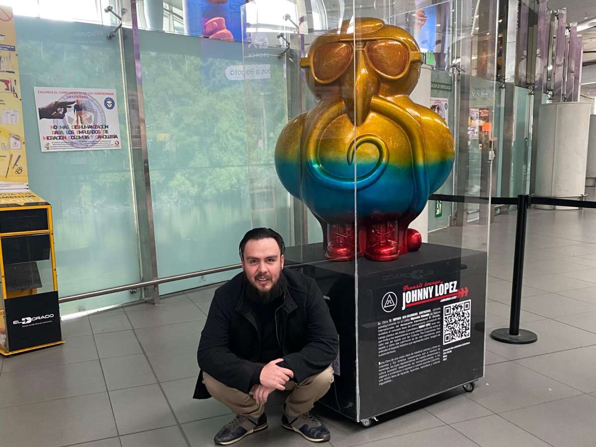Johnny López la inauguración de su obra: “El Imperio Neocolombino Contrataca”.