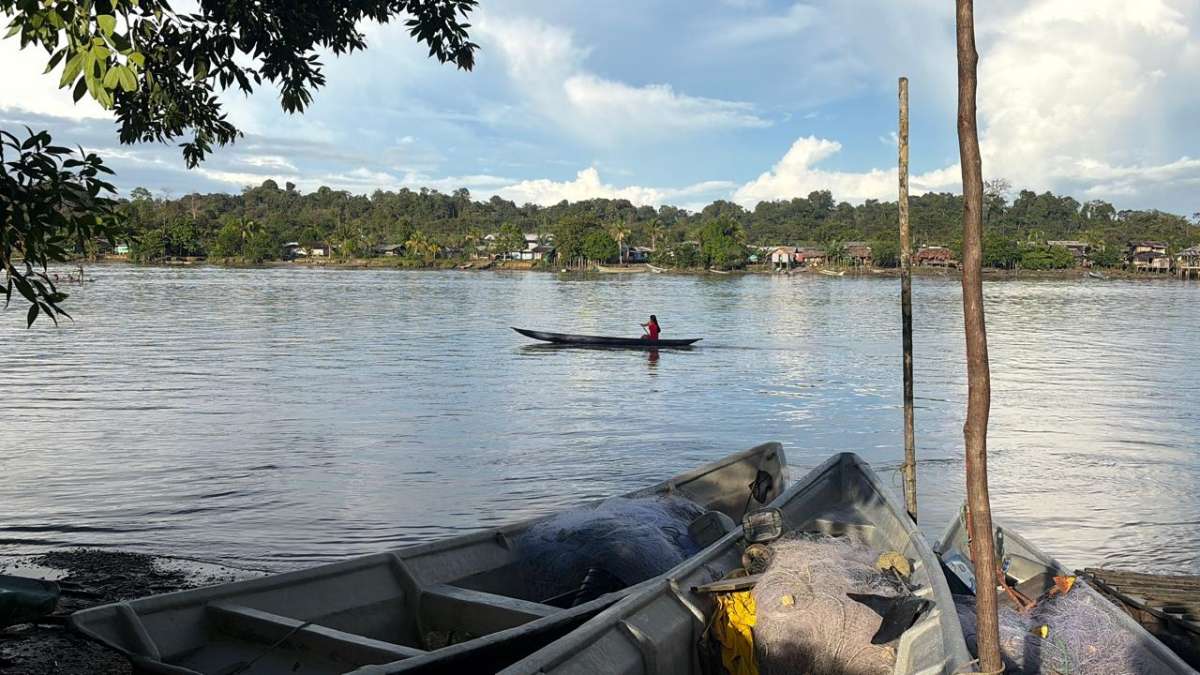 Triple emergencia en Chocó colombiano: ataques con drones, desplazamiento y ecos del terremoto golpean a cerca de 3000 personas