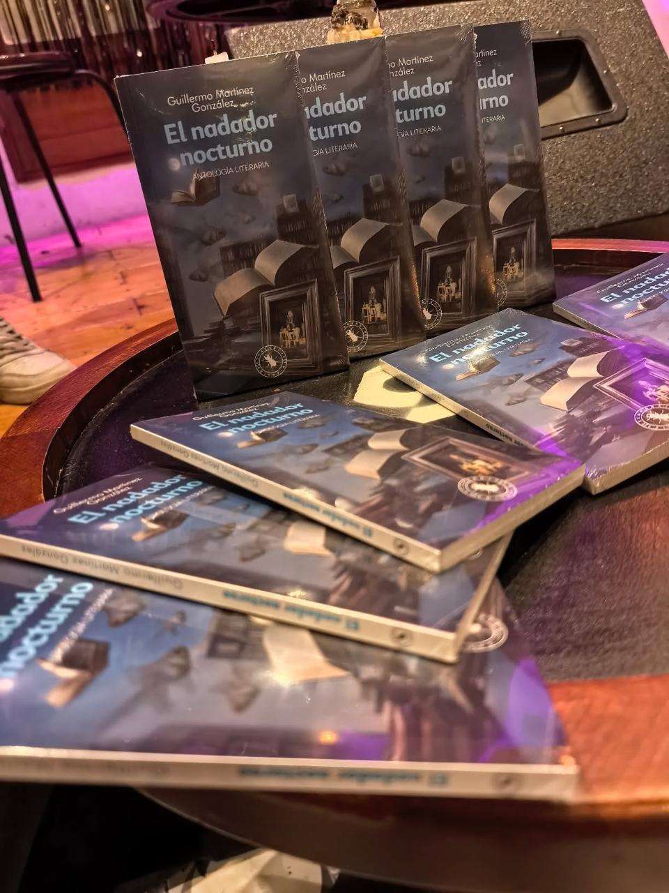 El nadador nocturno y un libro enterrado bajo un sauce